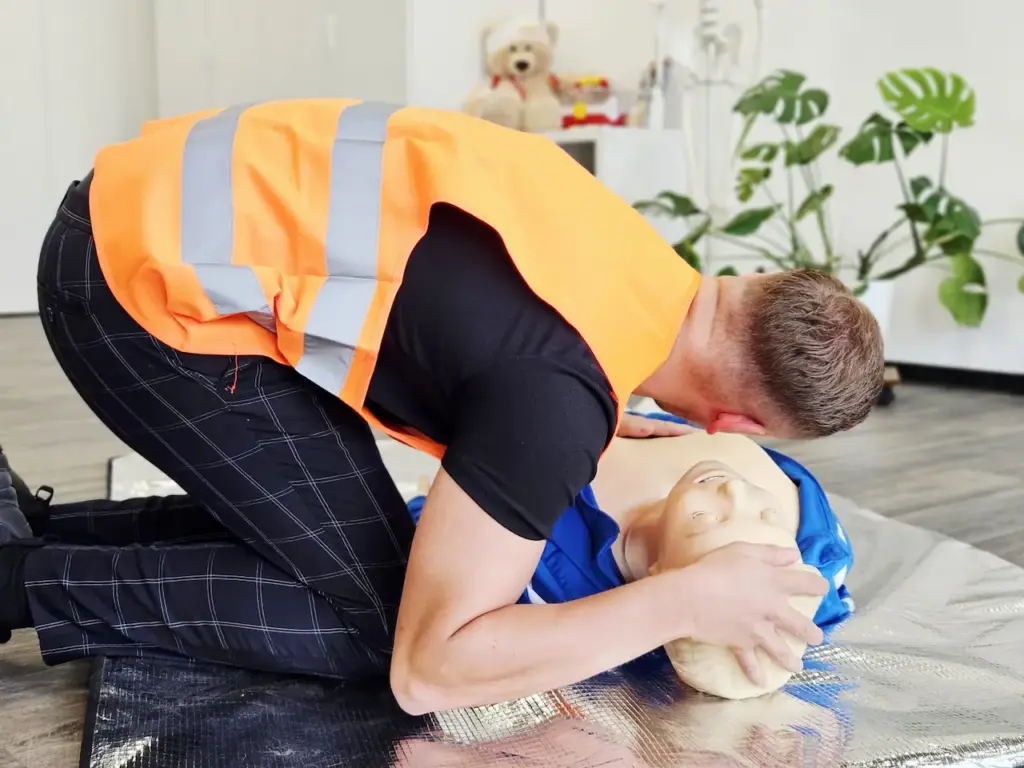 Erste Hilfe Übung an Puppe Atemkontrolle