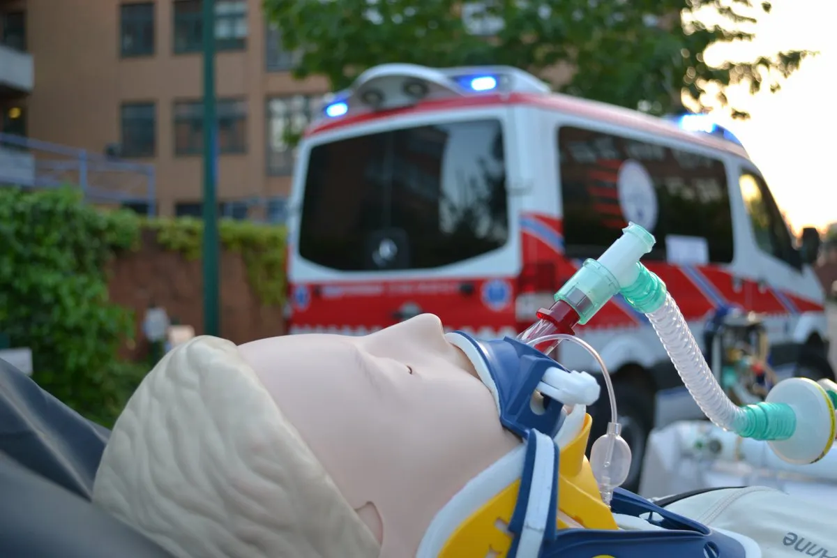 intubierte Puppe für Erste Hilfe Übungen in Front von Spreeambulance Krankenwagen