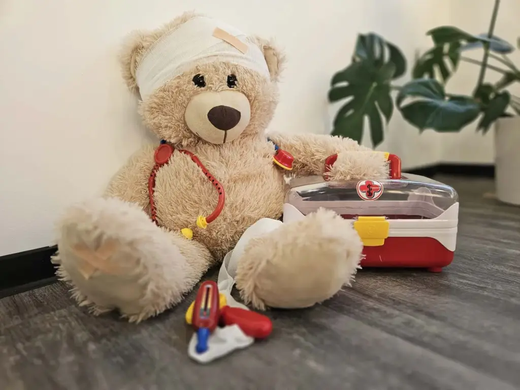 Teddy als Beistand zu Erste-Hilfe am Kind